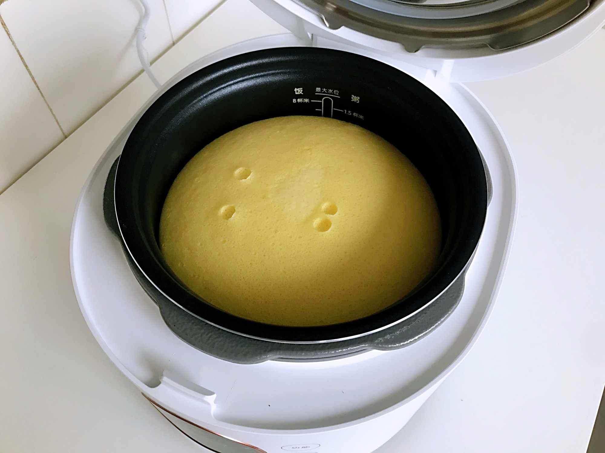 電飯煲做出8厘米高度蛋糕，方法是關鍵，很多人做錯，難怪像大餅