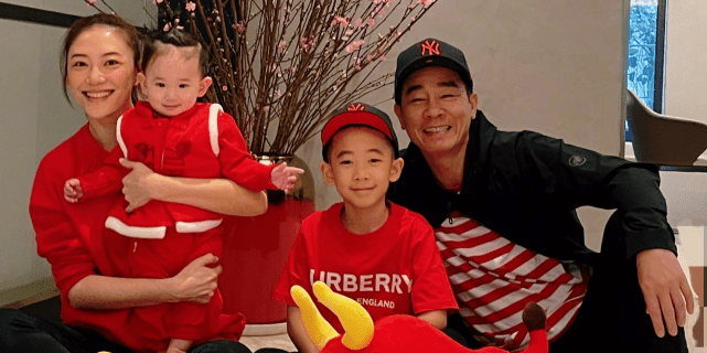 陈小春和应采儿合体拍写真，穿情侣装亲密互动，结婚11年甜如热恋