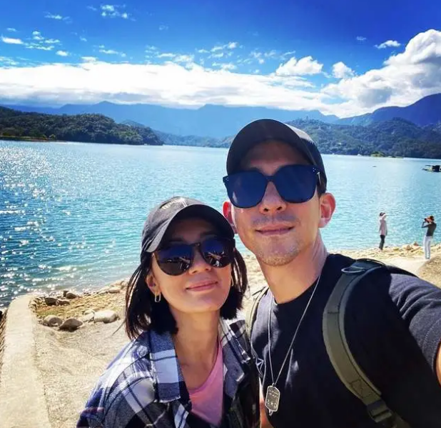 贾静雯晒全家出游照，母女同框神似姐妹，梧桐妹与继父感情超好