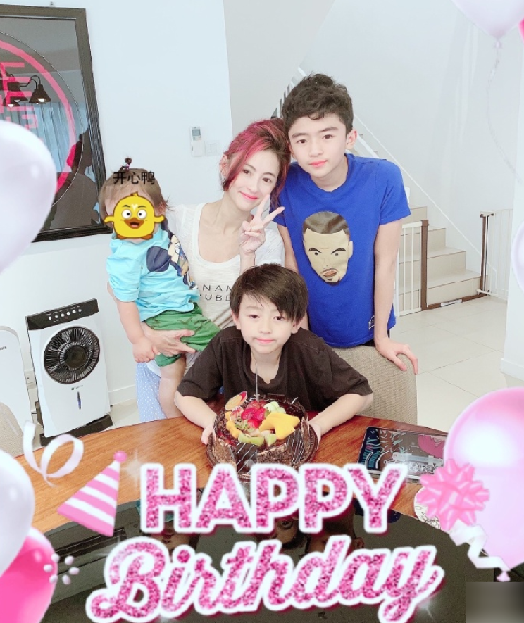 张柏芝现身高定秀T台，半永久贴头皮发型走红，