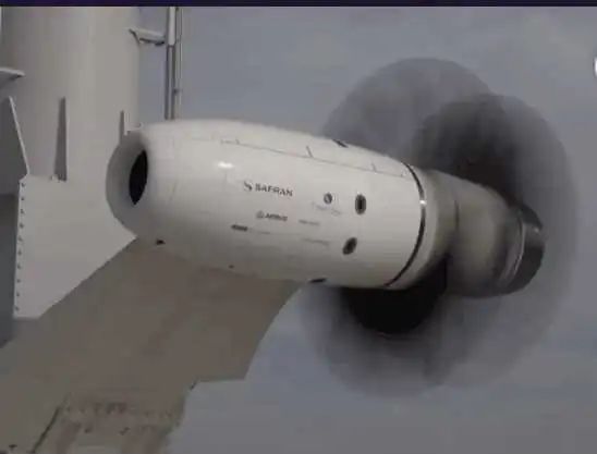 美军运输机发动机空中叶片断裂，机身被斩首，飞行员侥幸未成肉泥