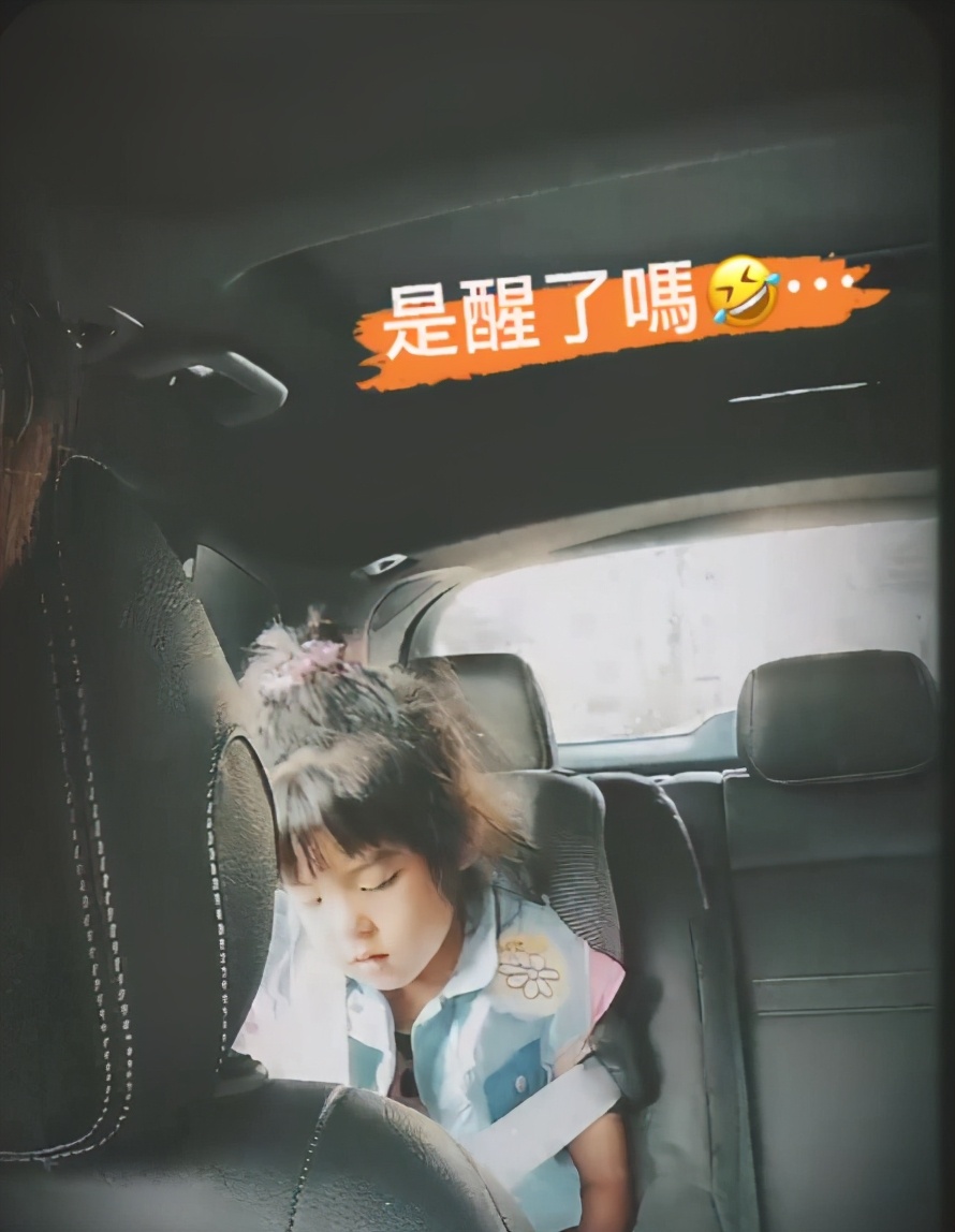 賈靜雯帶女兒們聚會，波妞變小吃貨，為吃蛋糕擠走壽星坐C位萌翻