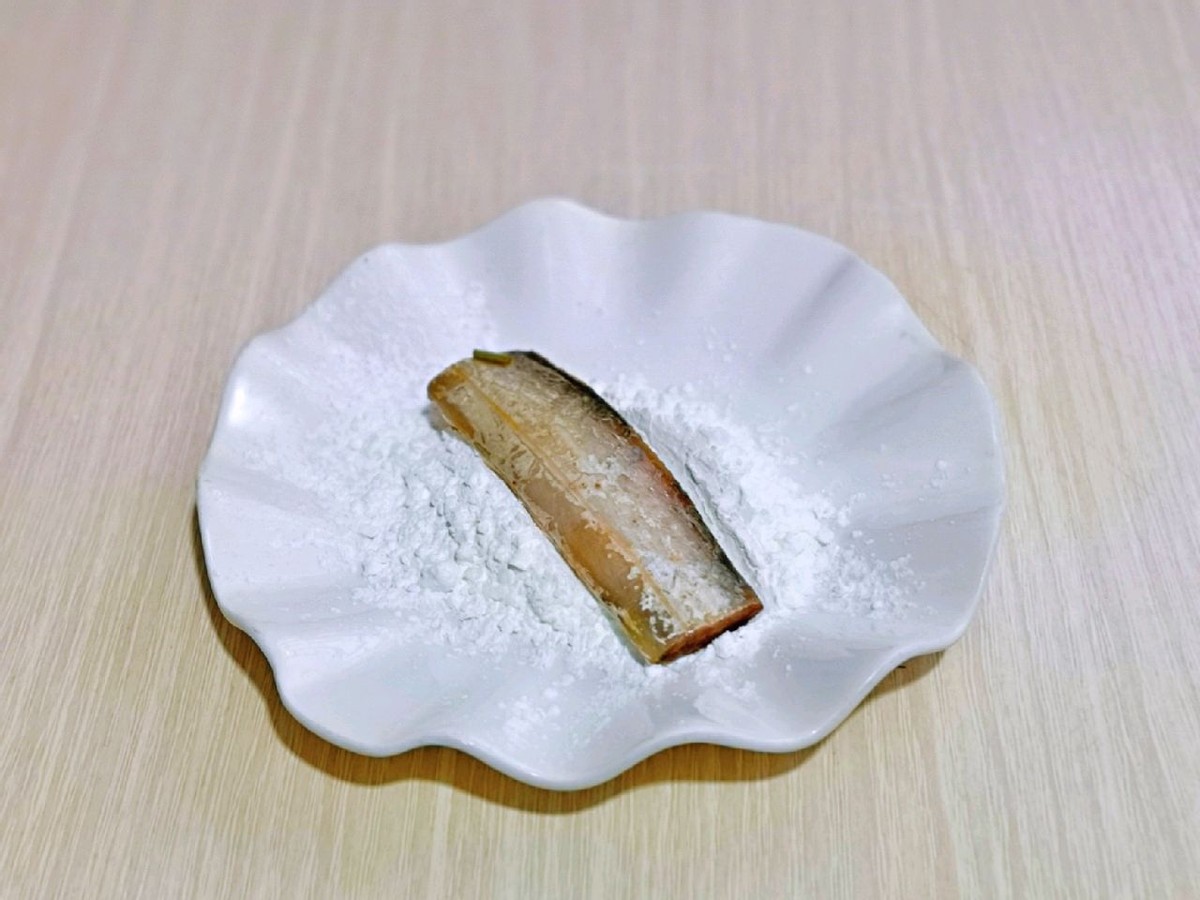 带鱼加入孜然和迷迭香煎一煎，味道丰富，外酥里嫩真好吃