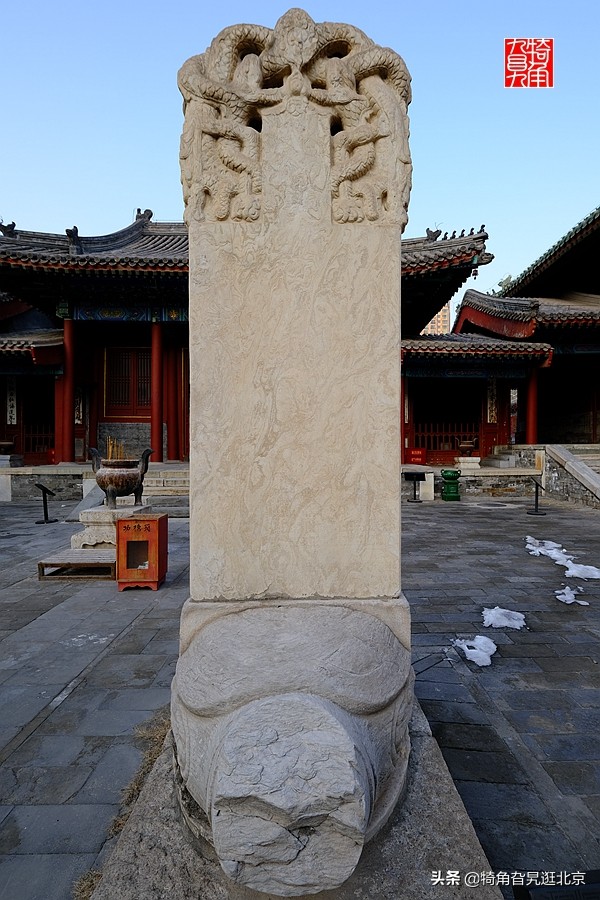 东岳庙里有一座透亮儿的石碑