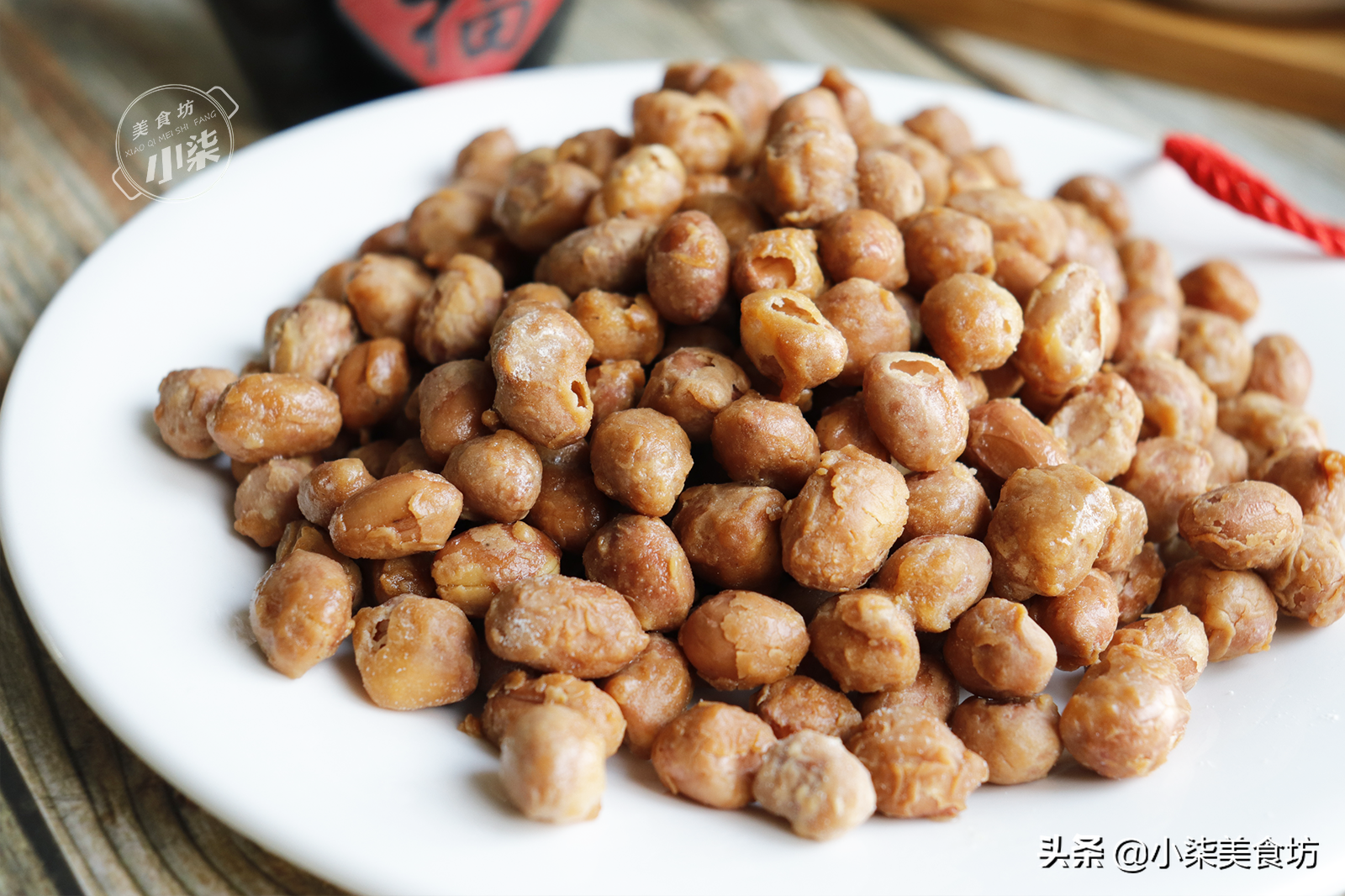 花生里打2個雞蛋，老式做法教會你，年夜飯吃著香，下酒必備