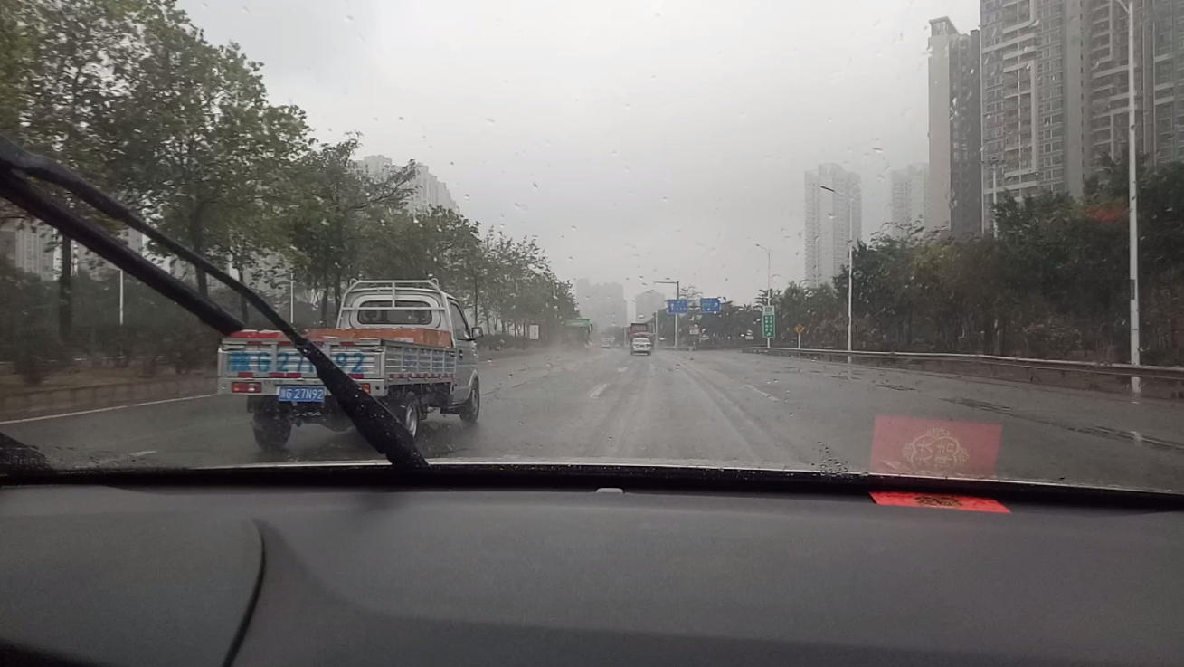 大雨天开车不想出事故，就要掌握好这6点，老司机都是这样做的