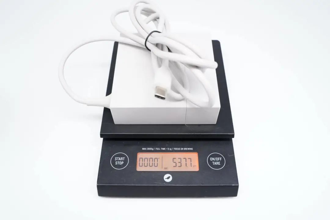 华硕最强游戏本标配300W电源，内置4颗氮化镓，内部结构揭晓