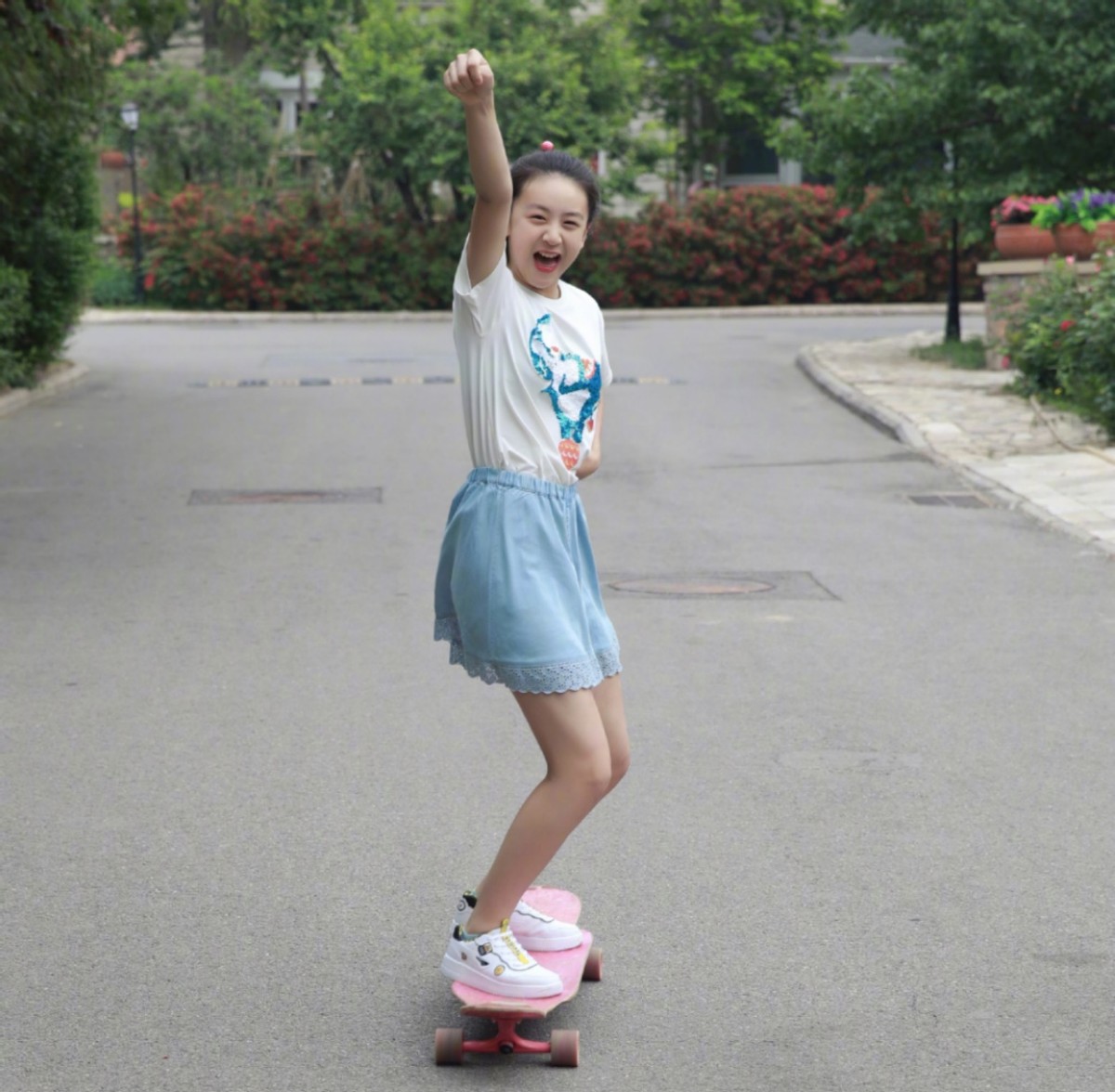 13岁森碟运动照太惊艳！挥拍有力腿部肌肉抢镜，身高已逼近爸爸