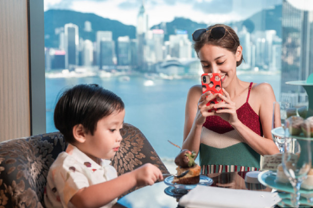 陈凯琳晒亲子时光，郑嘉颖掌镜拍下三代同堂合照，俩儿子颜值超高