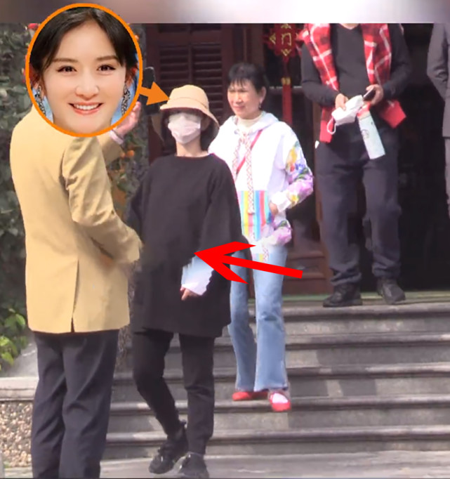 谢娜二胎孕肚曝光，与父母牵手同行外出用餐，肚大如箩快要生了