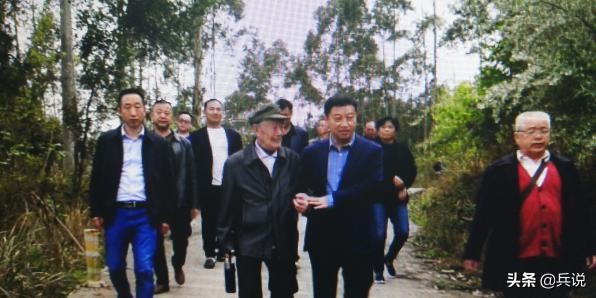 镜头里的将军：赵宗歧审问越军少尉，拍桌子大吼，吓得俘虏打抖