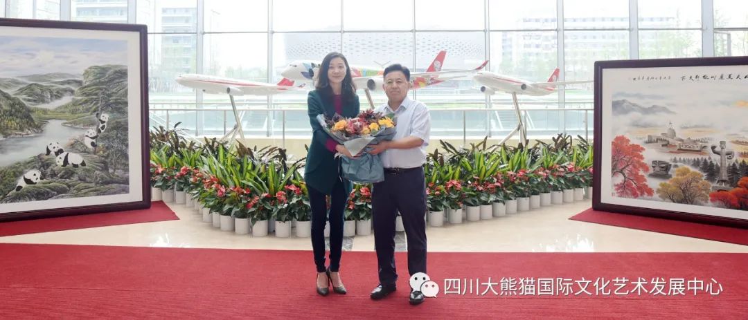 四川航空股份有限公司客舱部总经理王坚代表川航向吴长江先先赠送鲜花