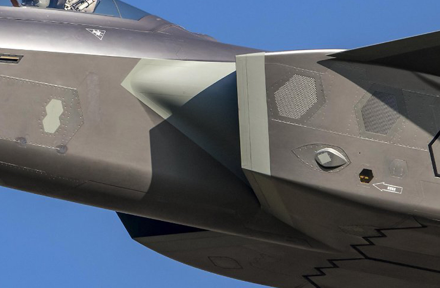 歼-20进气道空中变形，复合材料反超F-22！上演田忌赛马