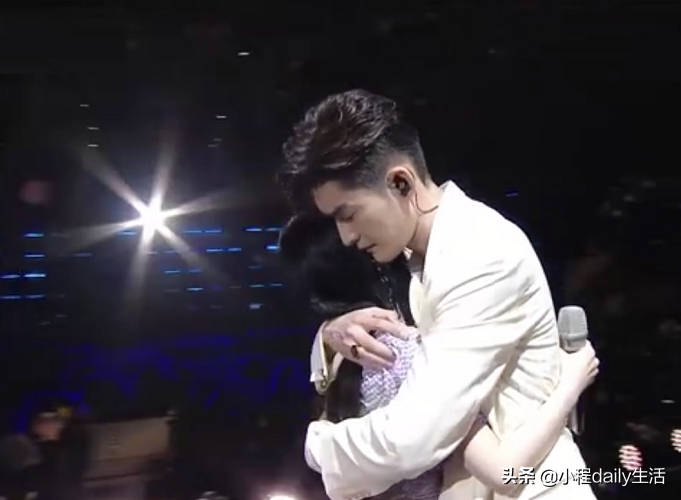 张翰鞠婧祎相拥演技被赞，“手势”暴露单身习