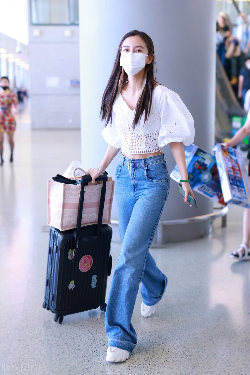 From Liu Wen to Angelababy, jeans with sneakers are the standard for ...