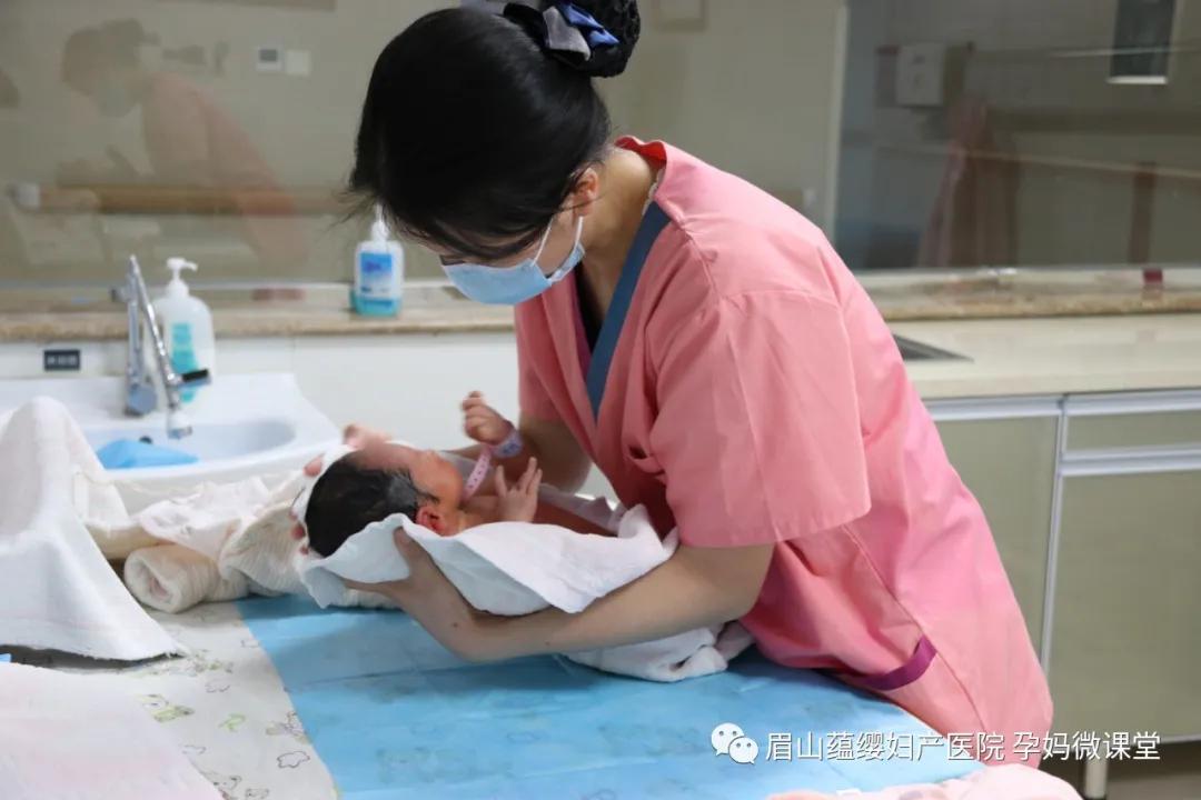 春節(jié)“不打烊”，蘊纓工作人員堅守崗位，為全市人民健康保駕護航