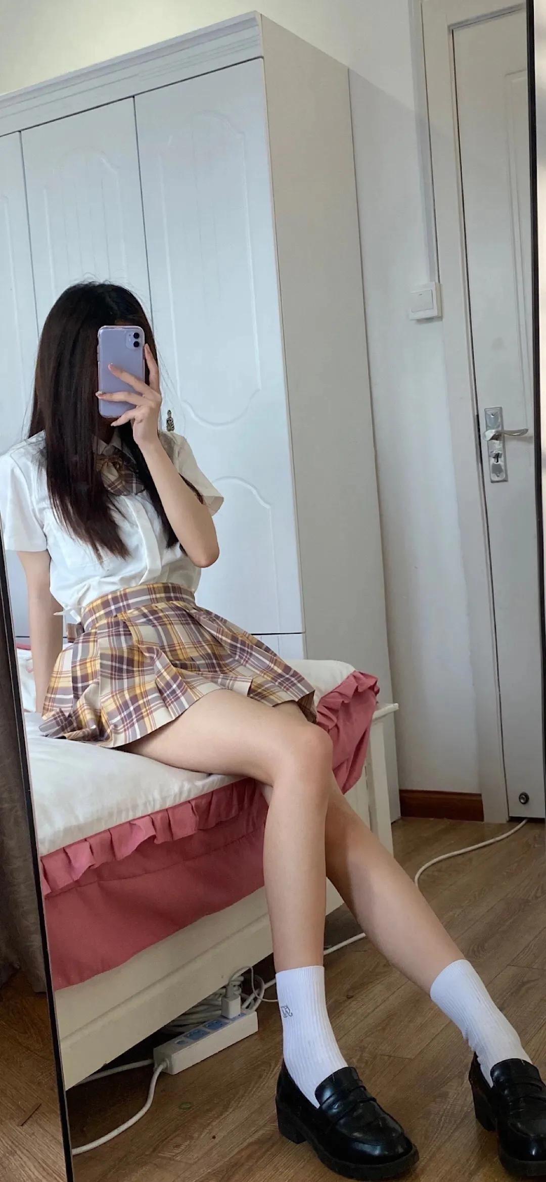 渣男壁纸 坐着翘腿侧扬美女壁纸图片