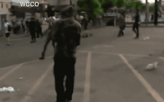 美抗议活动失控，多地开始爆发混乱，美军转移