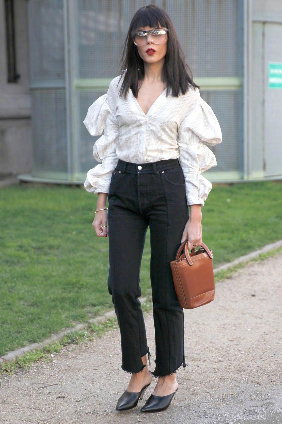 张含韵翻红后真会穿，泡泡袖配大红裙减龄又好