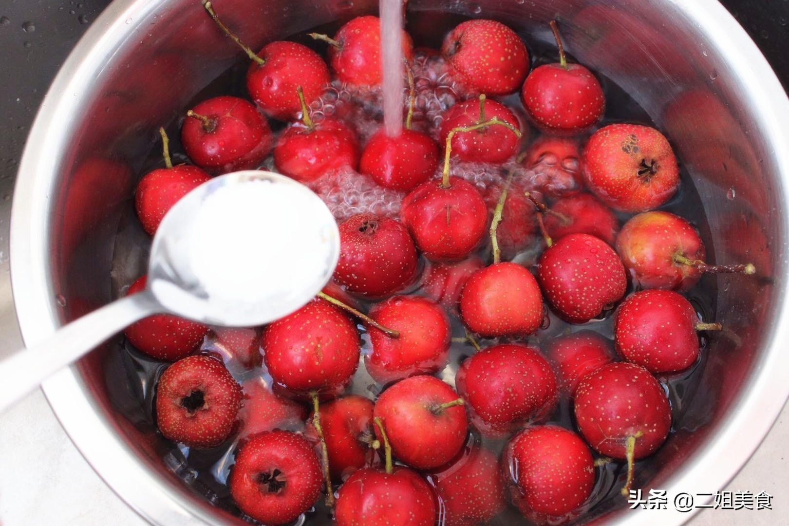 秋天山楂便宜，买几斤在家做山楂糕，酸甜可口，不用出去买