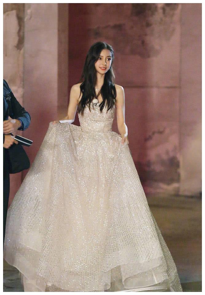 Angelababy母亲的旧照曝光，母女两人仿佛复制黏贴