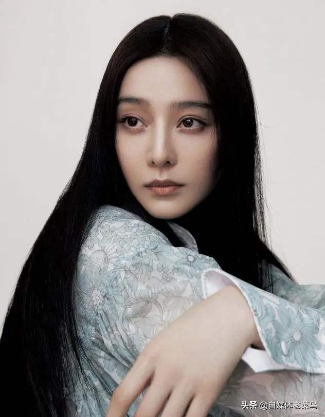 范冰冰宣告复出？首登内地杂志封面，黑长直发