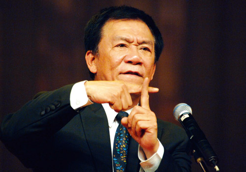他没有正式师承，但相声表演令侯耀文师胜杰折服，也受郭德纲认可