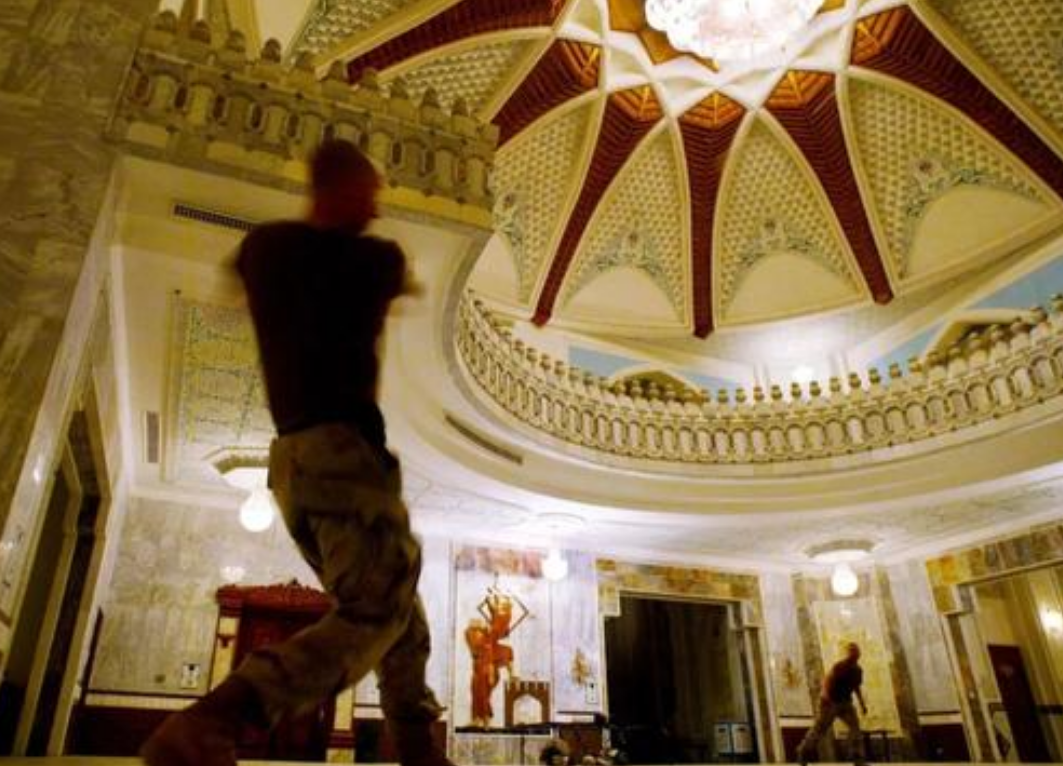 美军攻入萨达姆的宫殿后看到了什么？网友：贫