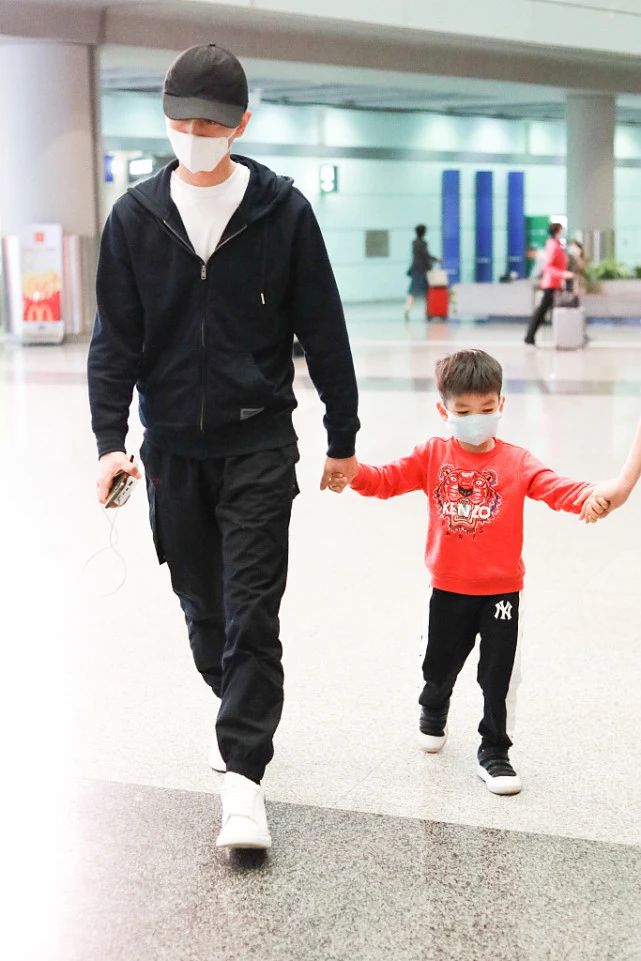 陳曉罕見攜兒子現身，父子一路嬉戲玩耍，4歲小星星眉眼很像爸爸