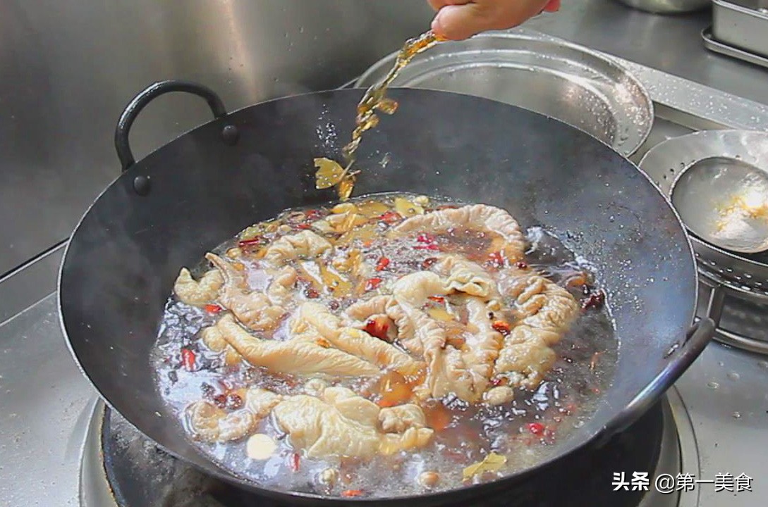 图片[7]-干锅肥肠掌握这个技巧 肥肠鲜香酥脆 不老不嫩 连吃两碗米饭-起舞食谱网