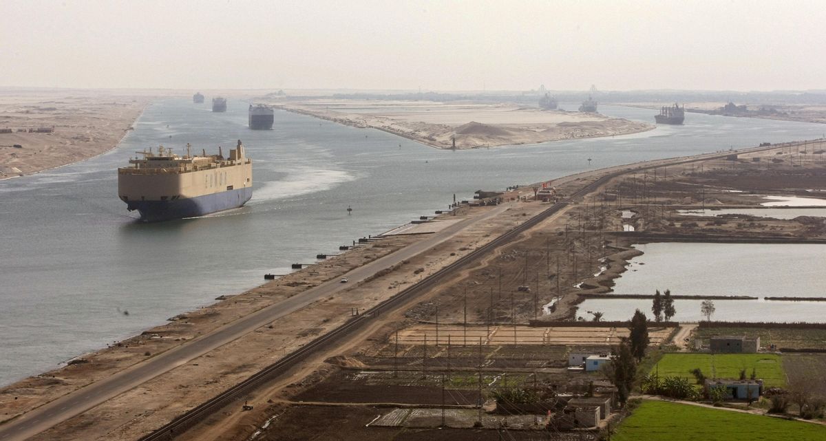 台湾货船堵死苏伊士运河，挖掘机火力全开来救援，美军航母进入中东需绕路