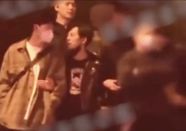 网友破案：跟何炅牵手的神秘男子，疑似比他小22岁的男星费启鸣