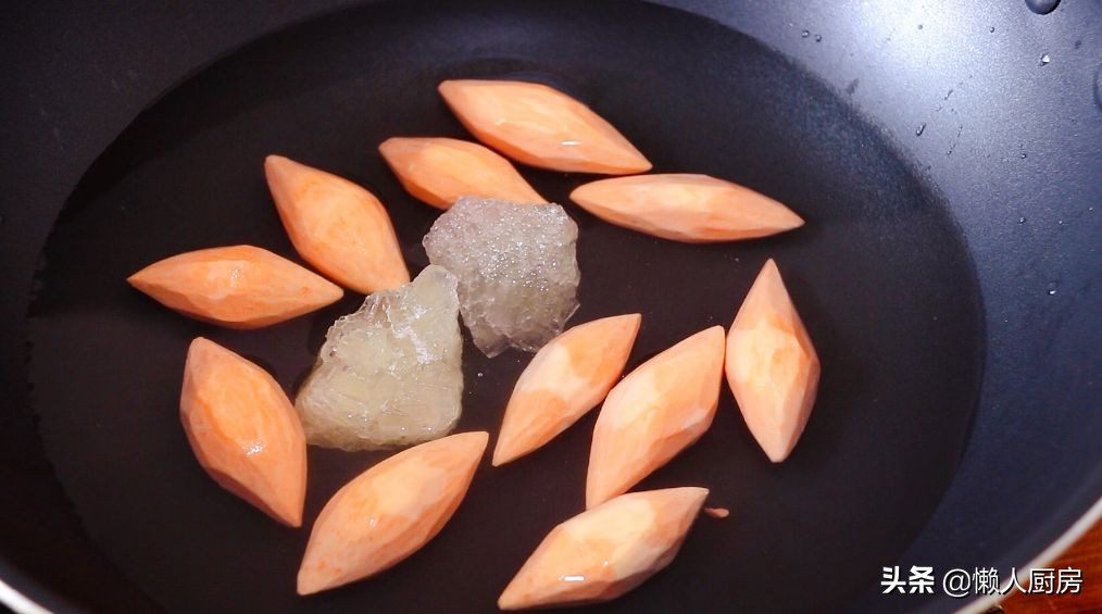 不需要油炸，用水和冰糖一起煮，教你做冰糖蜜薯，香甜软糯