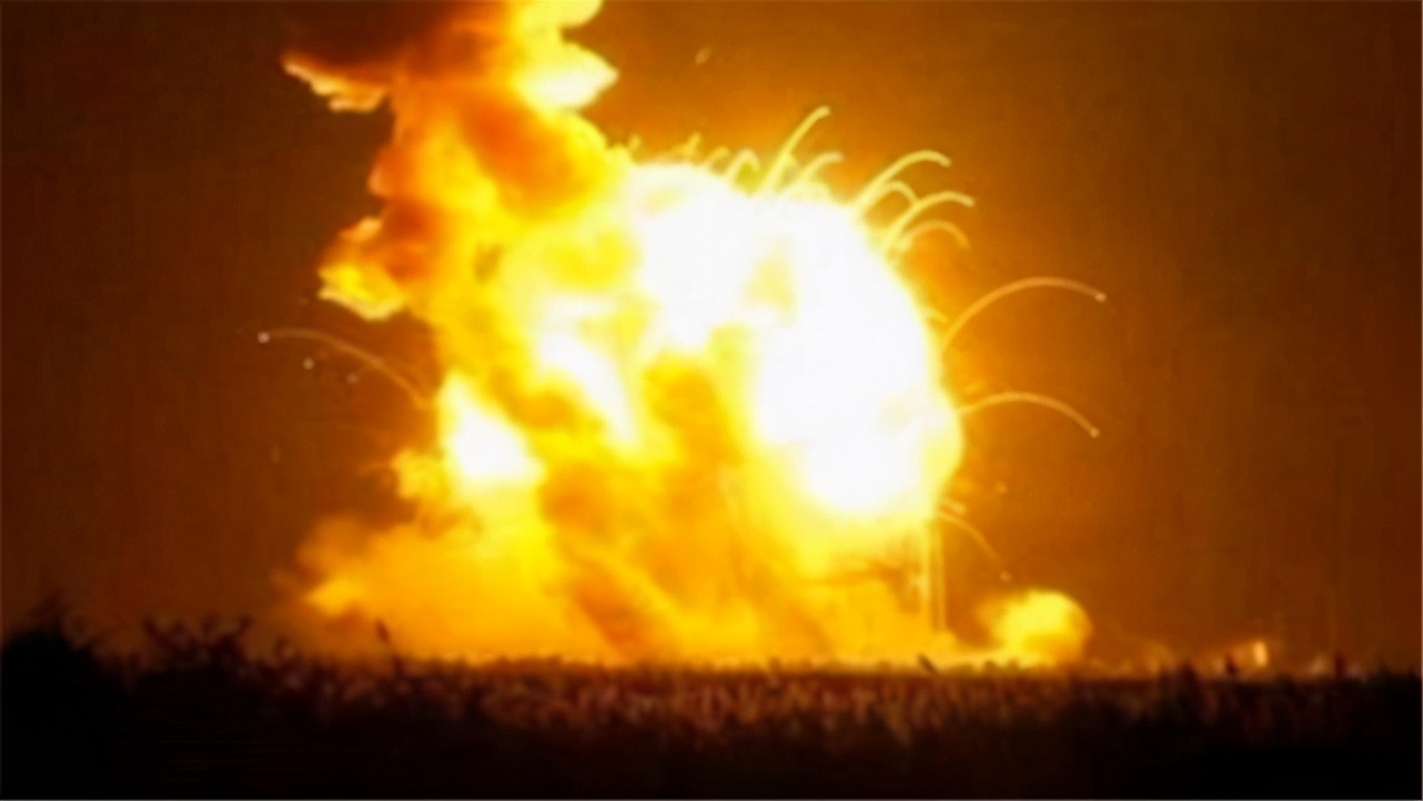 美军遭大规模火箭弹袭击，火光照亮整个机场，8人失去生命