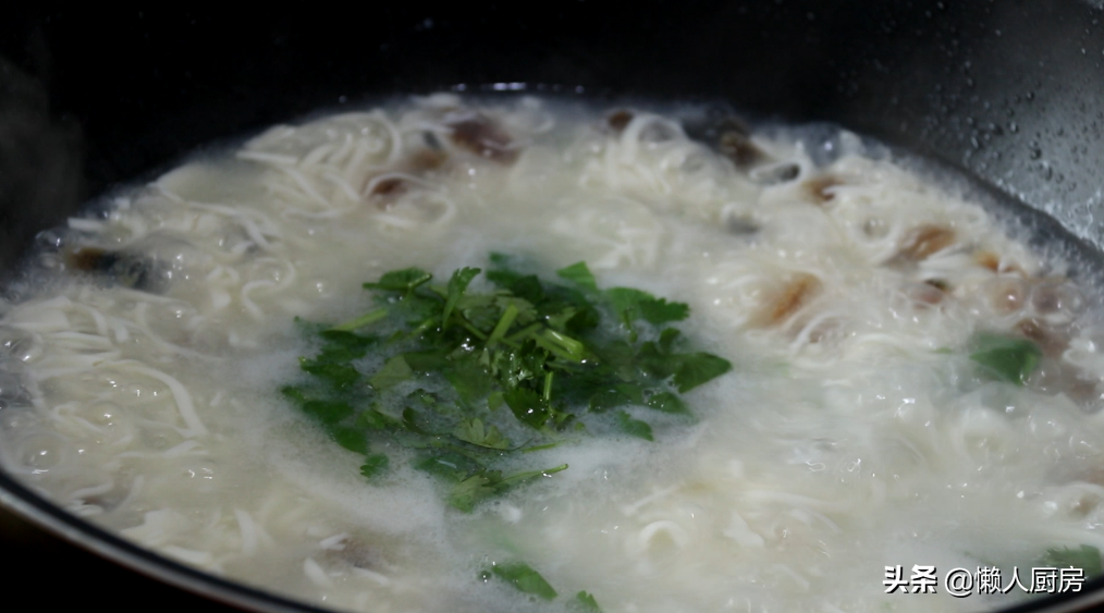 豆腐切絲，與皮蛋絕配，這樣做成湯羹，細膩爽滑，營養又美味