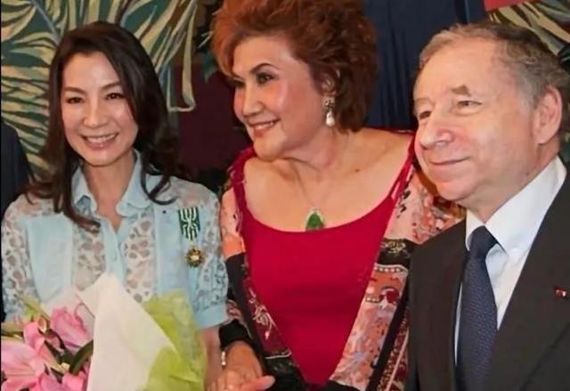 58岁杨紫琼面容姣好，74岁男友却白发苍苍，二人