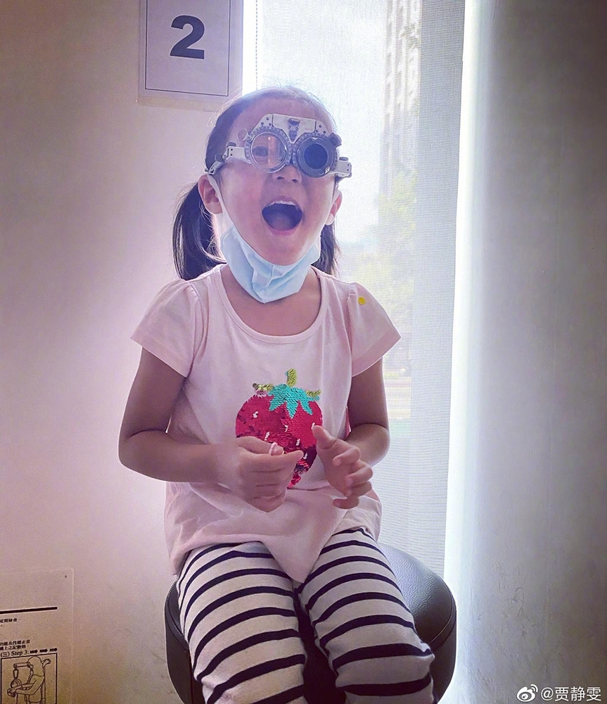太痛心！贾静雯女儿咘咘被查出先天弱视，两眼视差高达600度