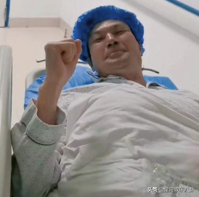 主持人李彬曝病情现状！躺病床辗转做检查憔悴不堪，儿子贴身照顾