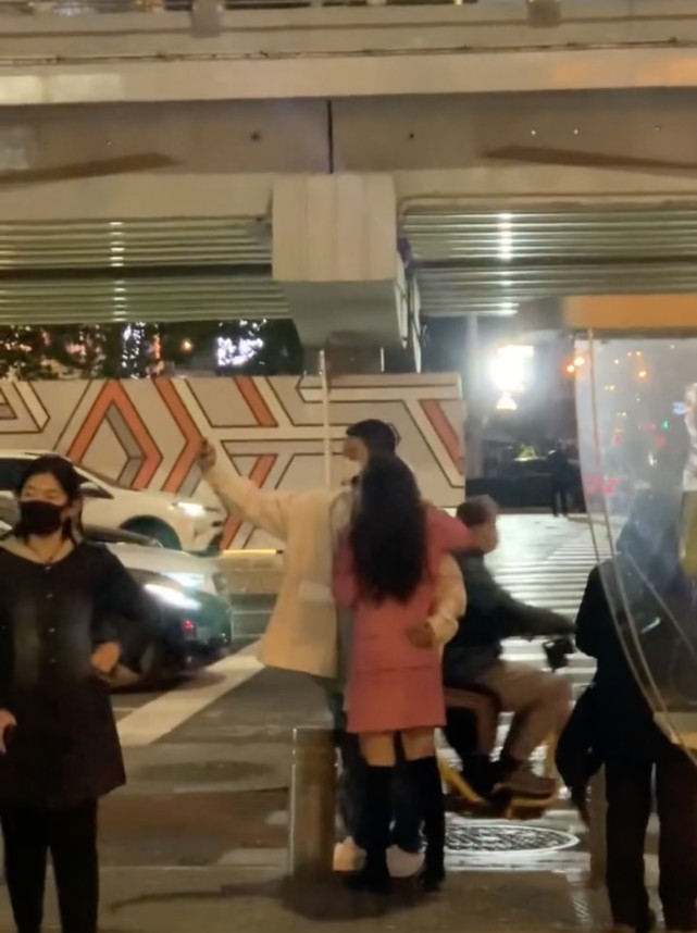 杜江陪霍思燕逛街，寒冷北京街頭相擁自拍，結婚七年如熱戀般甜蜜