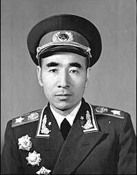 1955年怀仁堂授衔，毛泽东亲授元帅令，为何仍有三位元帅缺席