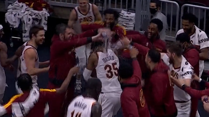 生涯首戰就當英雄！騎士5號秀末節16分+0.3秒2+1絕殺，隊友瘋狂慶祝如同奪冠！（影）-黑特籃球-NBA新聞影音圖片分享社區