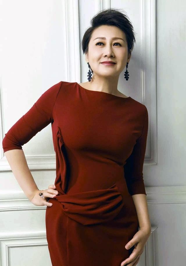 张凯丽晒近照耳环瞩目，身后豪宅意外曝光，陪老公创业现身家上亿
