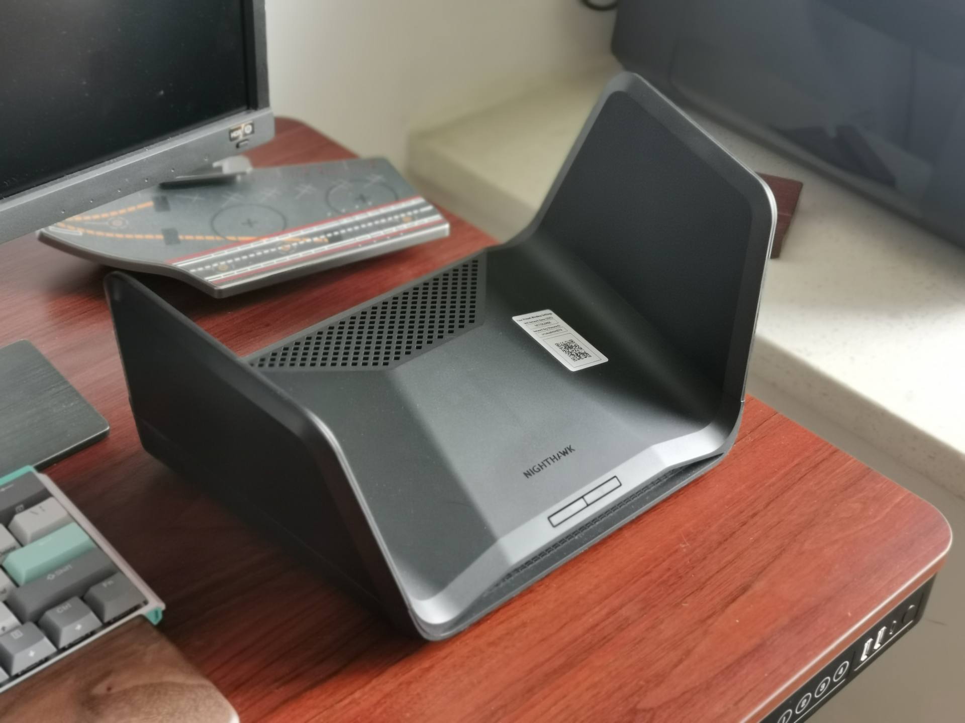 网件RAX70路由器轻开箱，鹰翼造型的WiFi6长什么样？