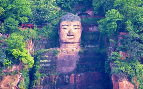 1962年，乐山大佛为何会“闭眼”？专家：一直不