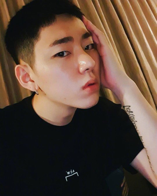 服役不忘祝福zico传达圣诞祝福近况照片依旧swag满满