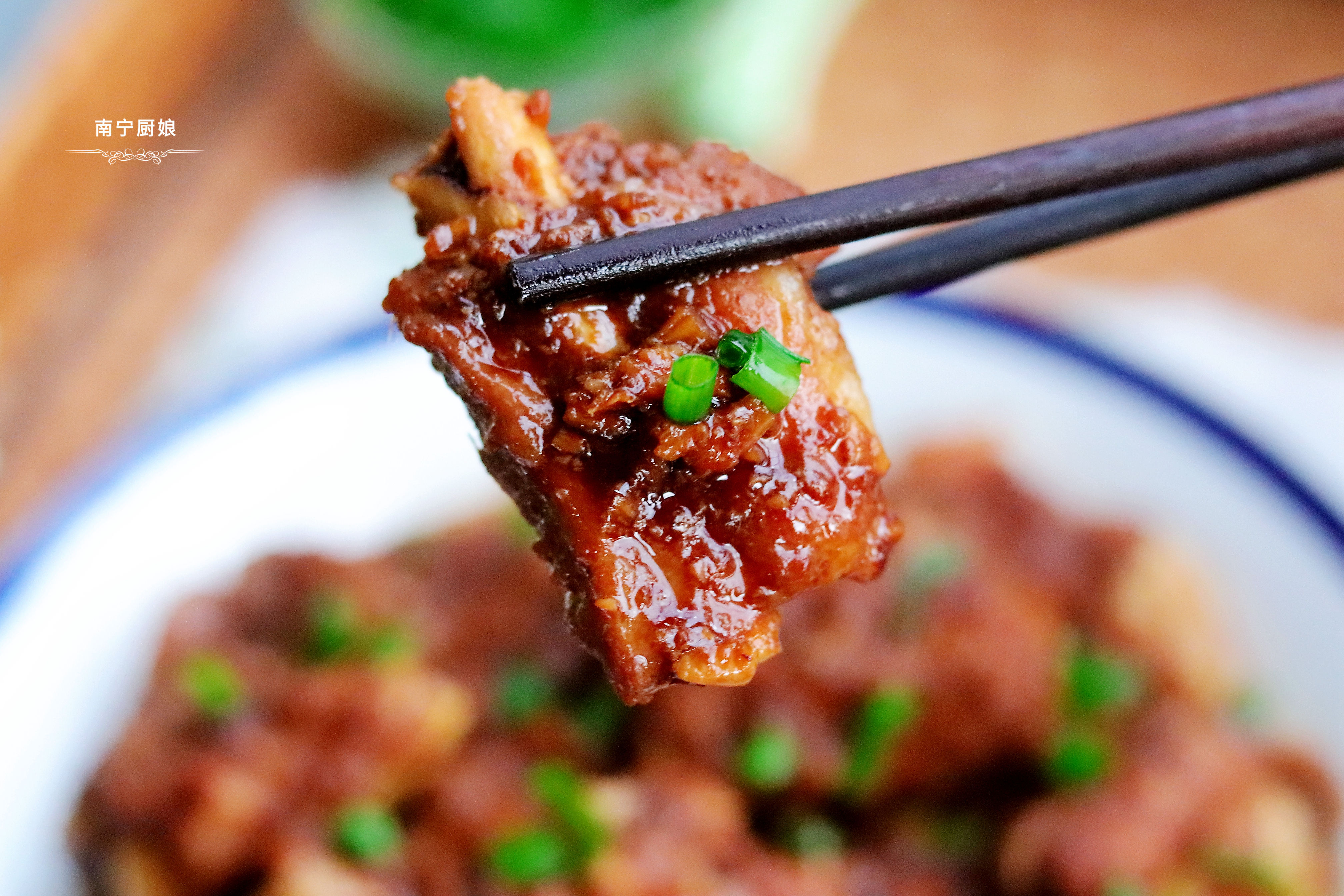 1斤排骨、2頭大蒜，丟進電飯鍋裡，出鍋沒想到如此美味，真饞人