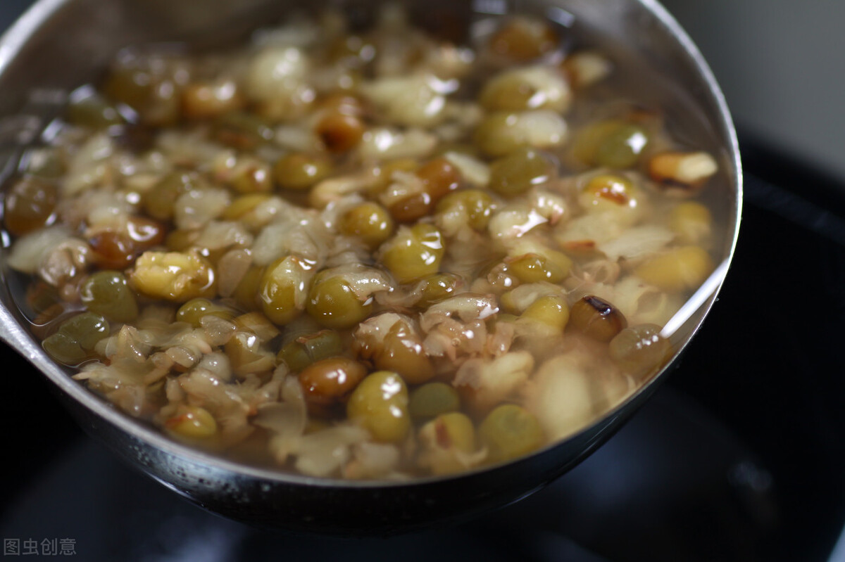 煮綠豆湯時，直接下鍋煮是錯的，教你一個訣竅，5分鐘綠豆煮開花