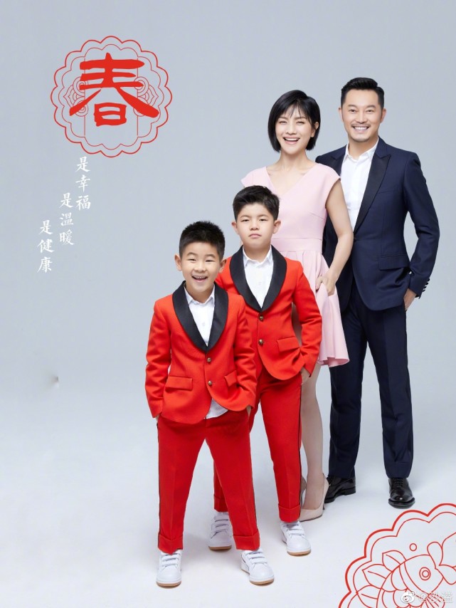 10岁安吉为减肥苦练篮球，双手握拳秀肌肉，教练忍不住直夸可爱