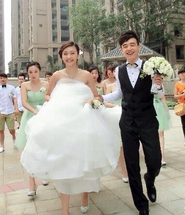 歌手陈冰：结婚一年闪离，父亲身价30亿，母亲年轻漂亮同框似姐妹