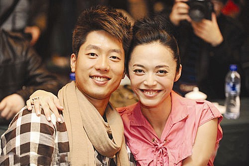 离婚8年，凌潇肃夫妇再撕姚晨：10年拉锯战，3个